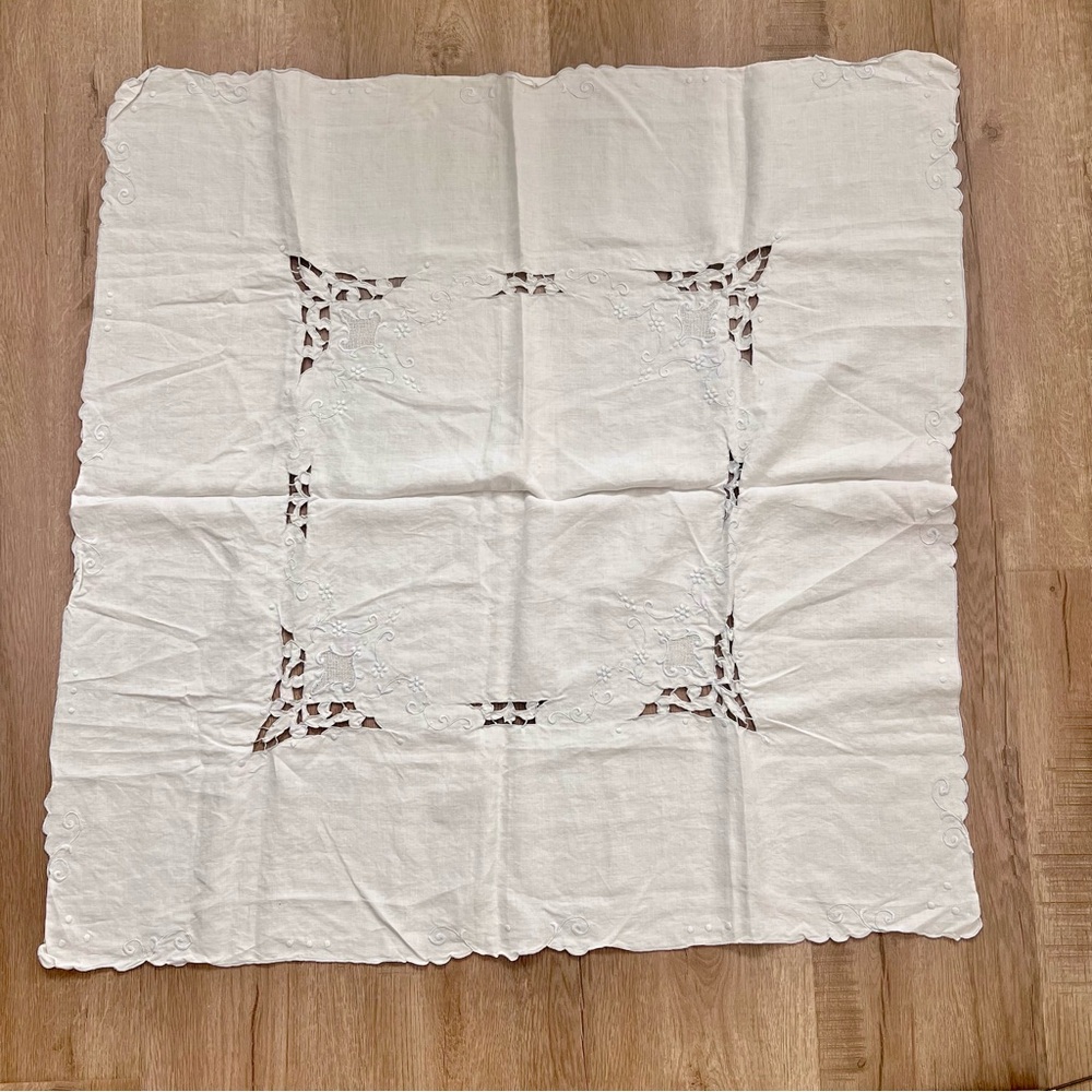 Vintage 1940's White Cutwork & Embroidered Linen Ornate Tablecloth‎ Square 32.5”